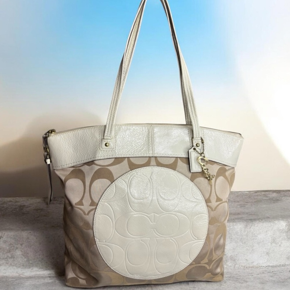 2011 Coach Laura Tan and Cream Signature Circle Tote Bag. EUC. - Picture 2 of 11